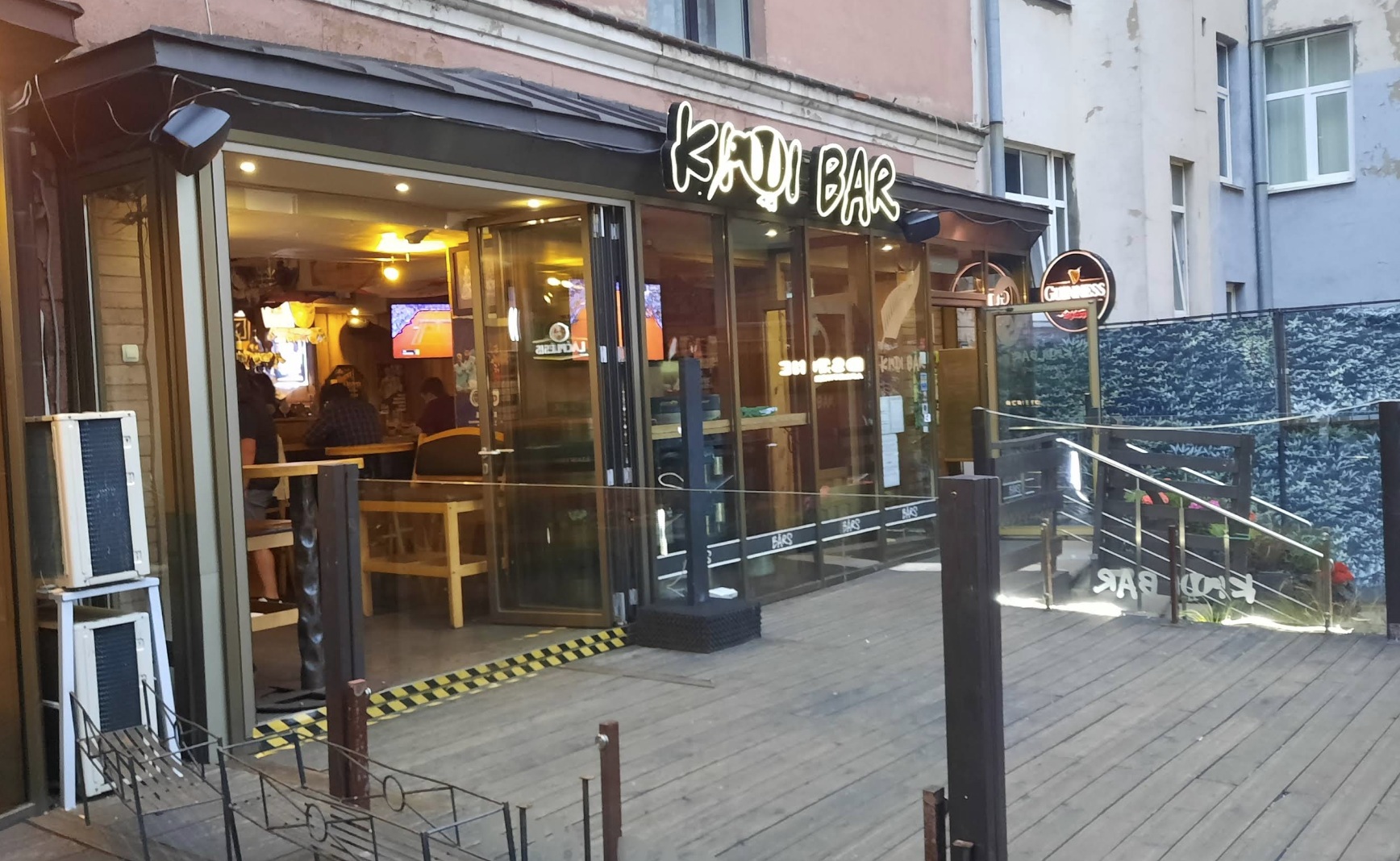 KIWI Sports bar